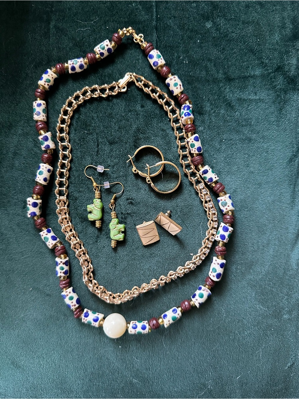 Vintage jewelry lot (2 necklaces and three pairs of earrings)